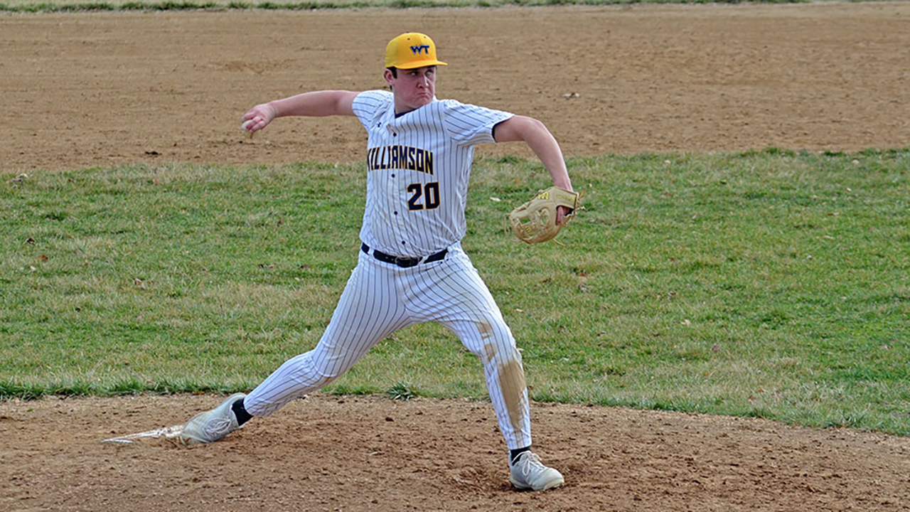 Baseball Sweeps Twinbill at Manor