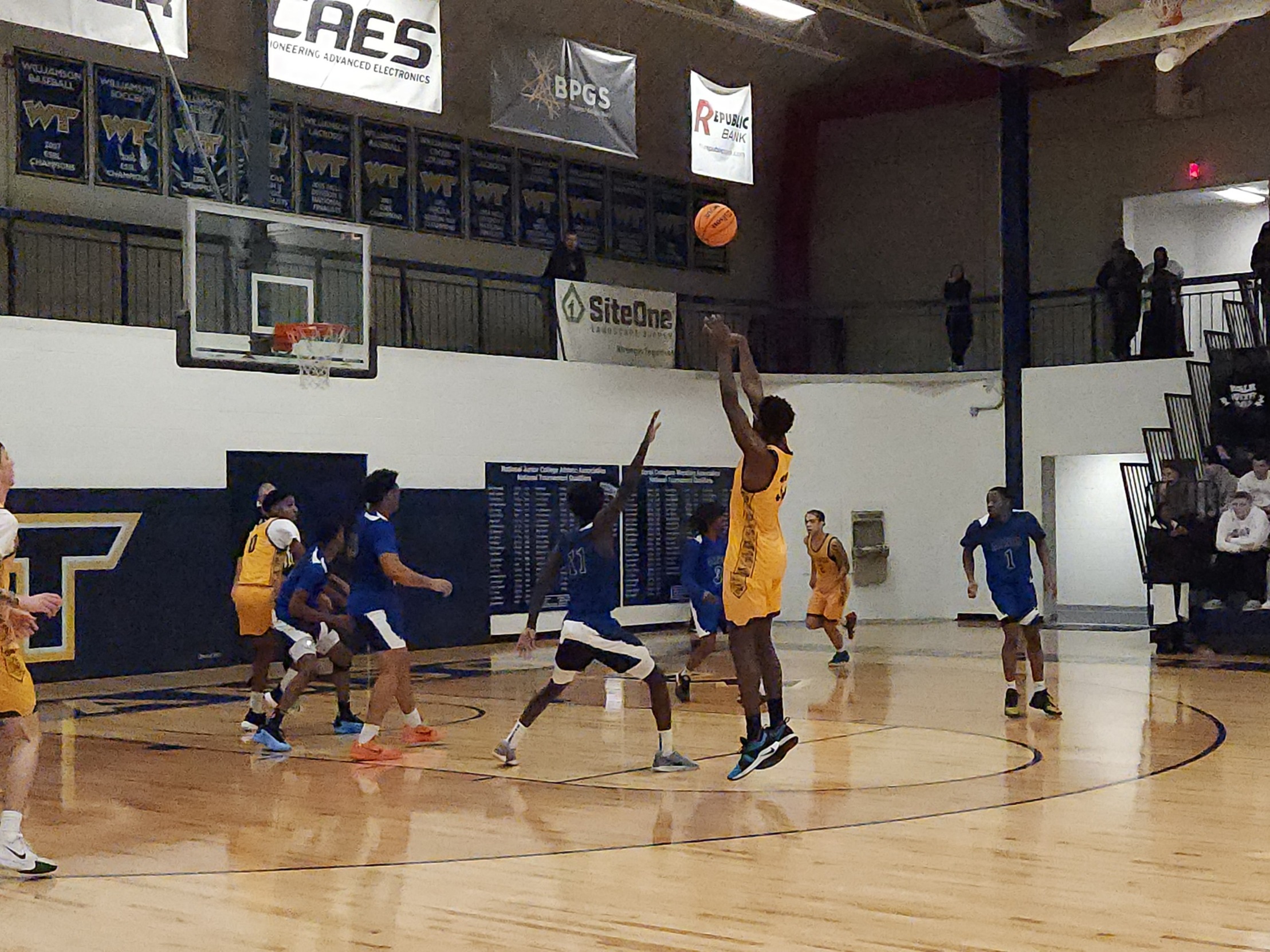 Semaj Chery hits for two if his 14 points against Manor Coll&egrave;ge